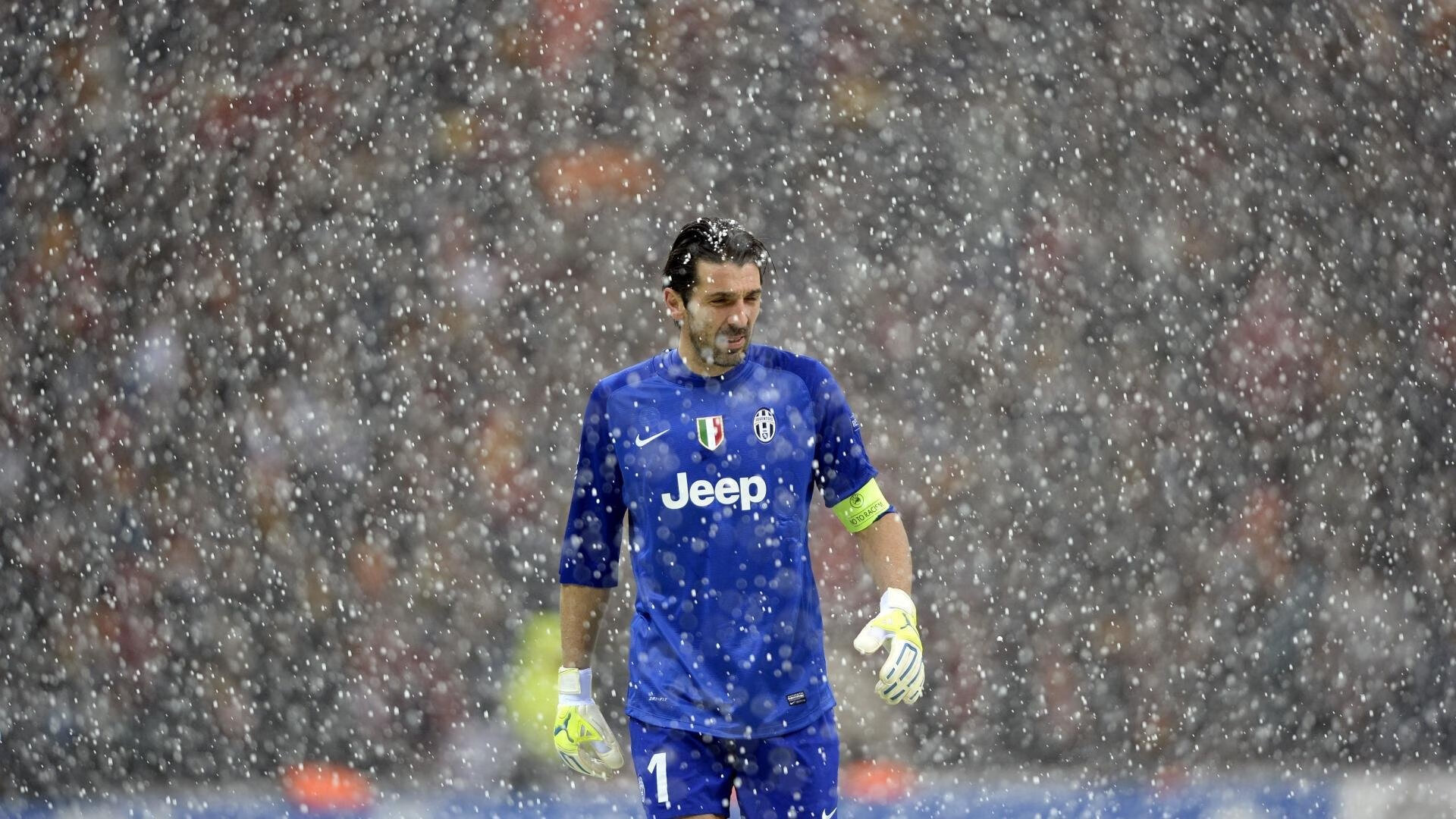 开云体育下载-极速与篮筐的交响,当F1争冠战火映照骑士破网时