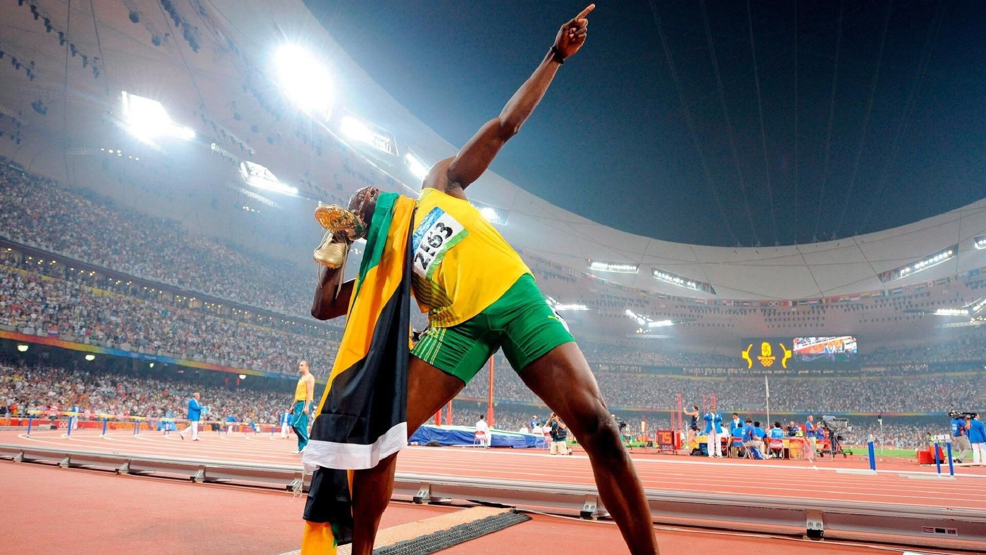 开云体育-赛道与球场,速度与韧性的双重奏鸣